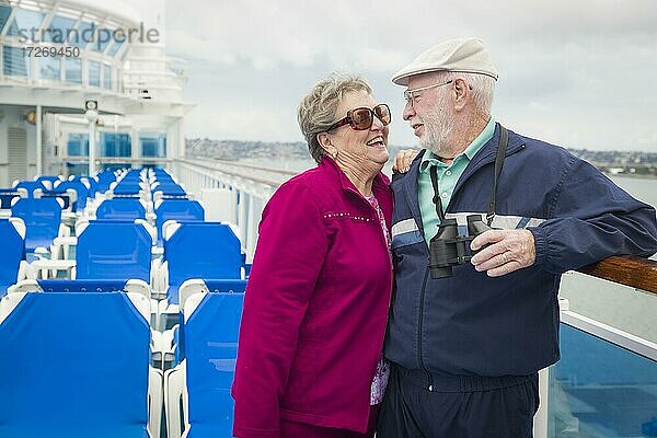 Glückliches älteres Paar  das die Aussicht vom Deck eines Luxus-Passagierkreuzfahrtschiffs genießt
