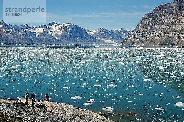 Mensch vor Fjord  eisbedeckt  Kund Rasmussen Gletscher  Grönland  Dänemark  Nordamerika