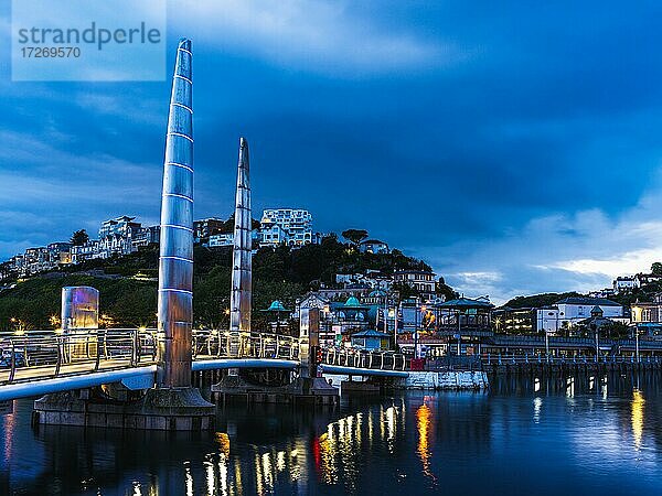 Brücke über Torquay Marina  Torquay  Devon  England  Großbritannien  Europa