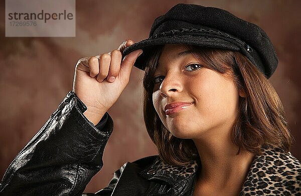 Hübsches hispanisches Mädchen mit Hut Studio Porträt