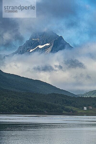 Berg  der sich durch den Nebel abzeichnet  Foroy  Küstenstraße Kystriksveien  Norwegen  Europa