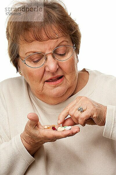 Attraktive ältere Frau und Medikamente Pillen vor einem weißen Hintergrund