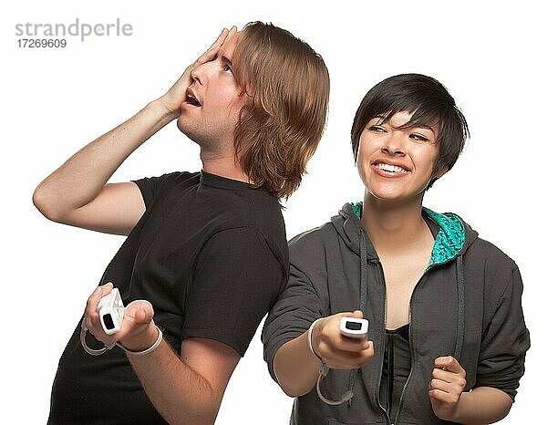 Diverse Paar mit Videospiel-Controller  die Spaß vor einem weißen Hintergrund