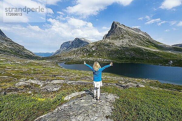 Kleines Mädchen genießt die Aussicht über ein Gletschertal  Trollstigen Bergstraße  Norwegen  Europa