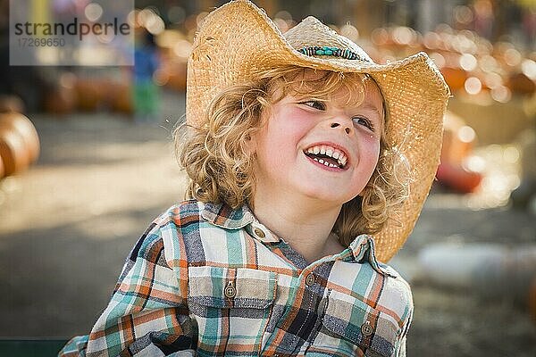 Netter kleiner Junge trägt Cowboy-Hut auf Kürbis Patch Farm