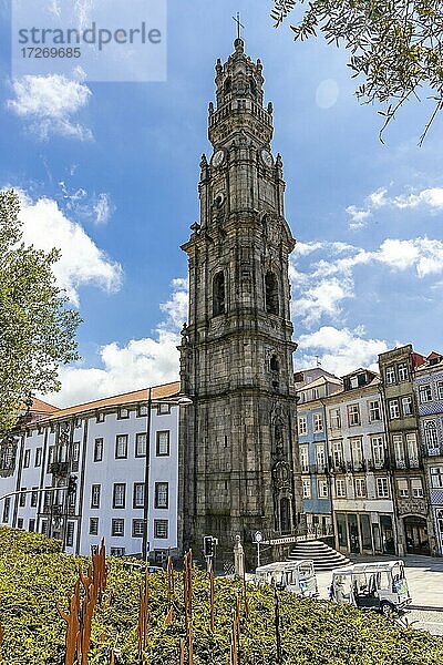 Der Clerigos-Turm ist das Hauptwahrzeichen der Stadt Porto  Portugal  Europa