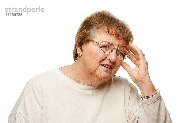 Seniorin mit schmerzendem Kopf vor weißem Hintergrund