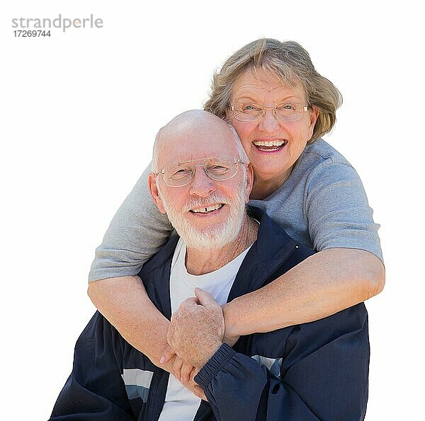 Glückliche liebevolle Senior Paar umarmt und lachend vor einem weißen Hintergrund