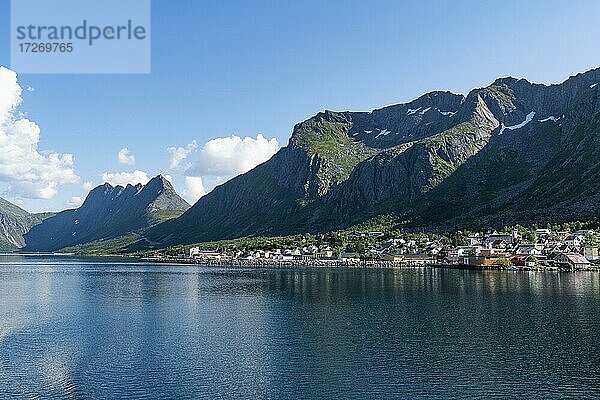 Das Dorf Gryllefjord  Gryllefjord  Senja  Senja Panoramastraße  Norwegen  Europa