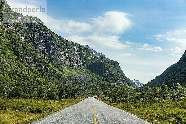 Langer gerader Weg  Trollstigen Bergstraße  Norwegen  Europa