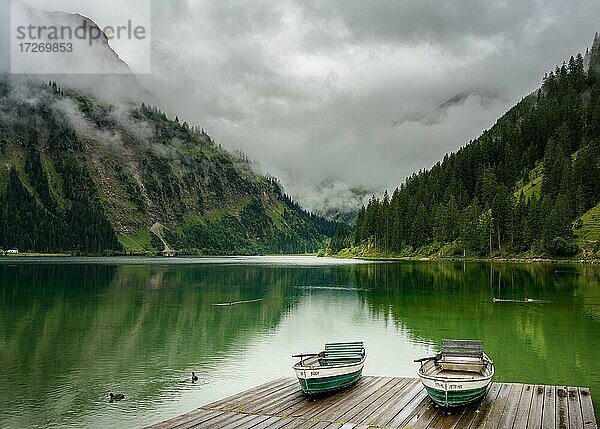 Regenwolken am Vilsalpsee in Tirol  Austria