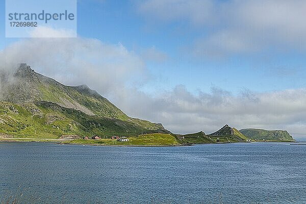 Abgelegene kleine Bucht und Siedlung an der Straße zum Nordkapp  Norwegen  Europa
