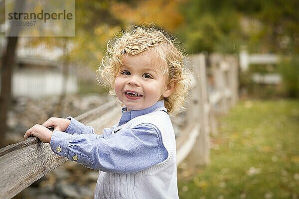 Glücklich adorable junge blonde Junge spielen draußen