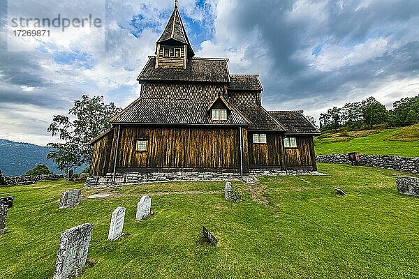 Unesco-Welterbe Urnes Stabkirche  Lustrafjorden  Norwegen  Europa