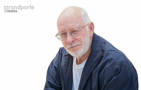 Handsome glücklich Senior Mann Porträt vor einem weißen Hintergrund