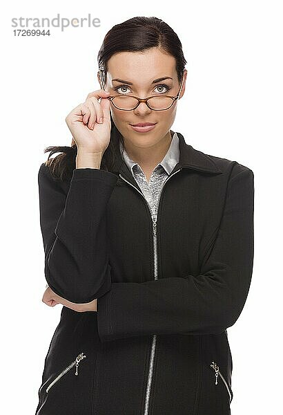 Selbstbewusste gemischtrassige Geschäftsfrau  die ihre Brille berührt  vor einem weißen Hintergrund