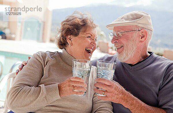 Glückliches älteres erwachsenes Paar  das Getränke zusammen genießt
