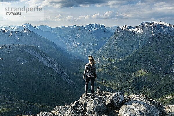 Frau stehend auf Dalsnibba Aussichtspunkt  Geirangerfjord  Sunmore  Norwegen  Europa