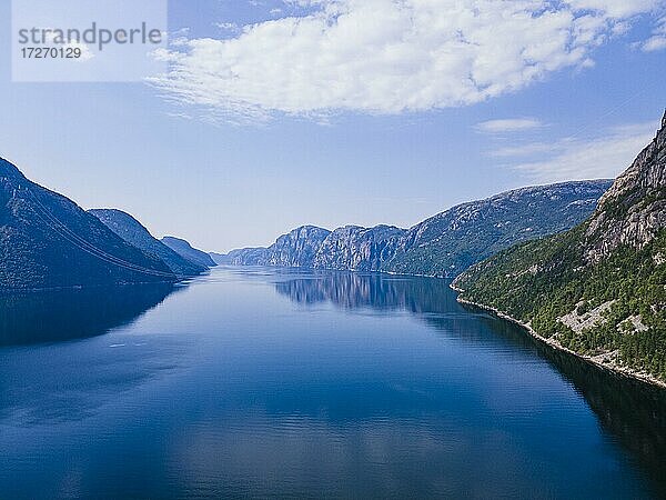 Reflektierende Berge im Wasser  Lystrefjord  Norwegen  Europa