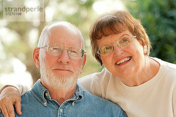 Glücklich zärtlich lächelnd Senior Paar im Freien Porträt