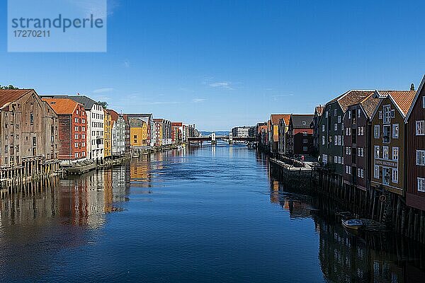 Alte Lagerhäuser entlang des Nidelva  Trondheim  Norwegen  Europa