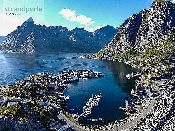 Luftaufnahme von Reine und Reinefjord  Lofoten  Norwegen  Europa