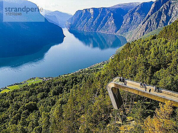 Vieing plattform Stegastein mit Blick auf den Aurlandsfjord  Aurland  Norwegen  Europa