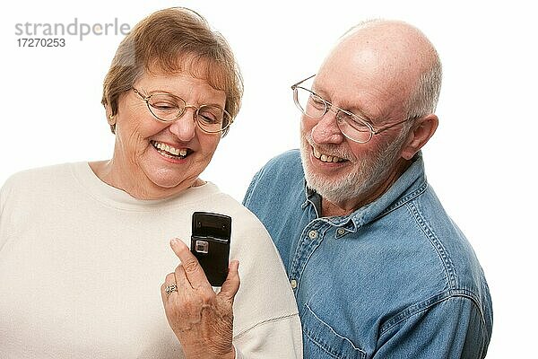 Glückliche Senior Paar mit Handy vor einem weißen Hintergrund