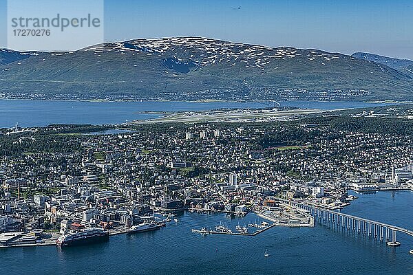 Aussicht über Tromso von Fjellstua  Tromso  Norwegen  Europa