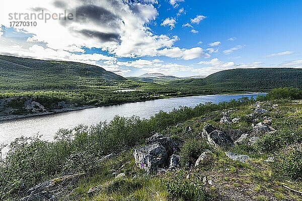 Fluss Karasjohka an der Grenze zwischen Norwegen und Finnland  Lappland  Finnland  Europa