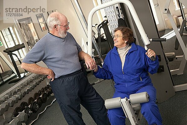 Aktives älteres erwachsenes Paar beim gemeinsamen Training im Fitnessstudio