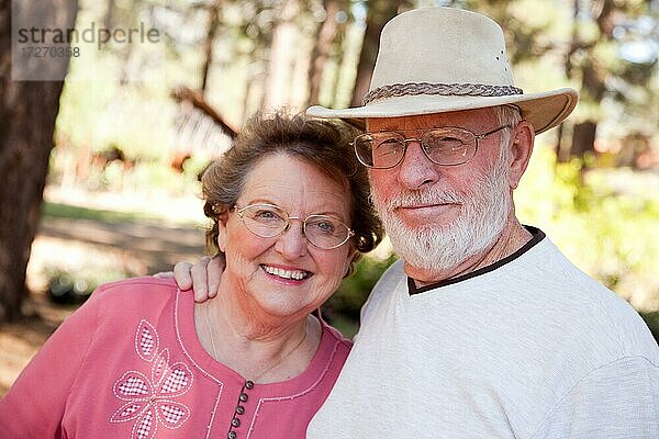Liebevolles Seniorenpaar  das gemeinsam die Natur genießt