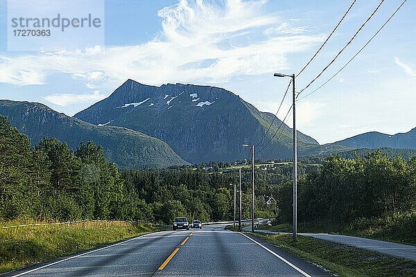 Gebirgskette bei Molde  Norwegen  Europa