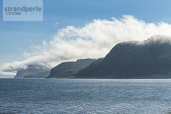 Felsige Berge entlang der Straße zum Nodkapp  Norwegen  Europa