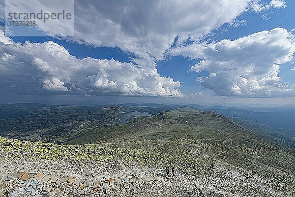 Wanderer an den Hängen des Gausta oder Gaustatoppen höchster Berg in Norwegen  Telemark  Norwegen  Europa