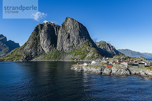 Der Hafen von Reine  Lofoten  Norwegen  Europa