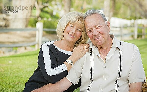 Zärtliche Senior Paar Porträt draußen im Park