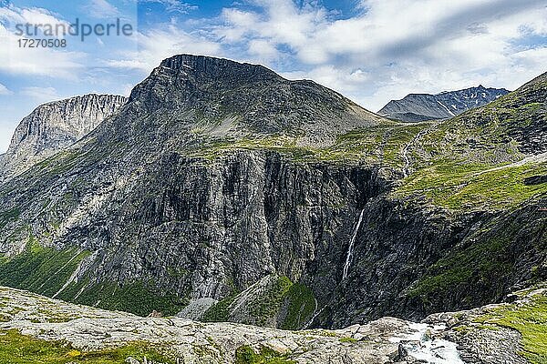 Wasserfall entlang der Trollstigen Bergstraße  Norwegen  Europa