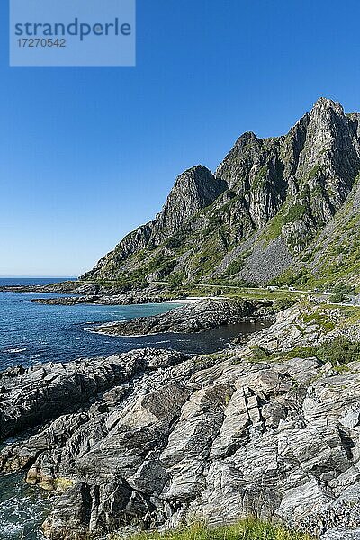 Felsige Bucht  Andenes  Senja Panoramastraße  Norwegen  Europa