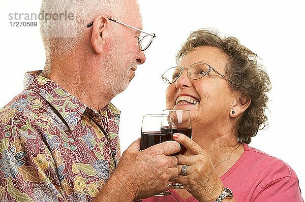 Glückliches Seniorenpaar  das mit Weingläsern anstößt