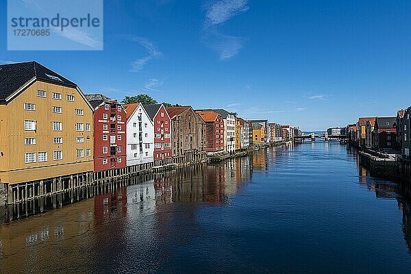 Alte Lagerhäuser entlang des Nidelva  Trondheim  Norwegen  Europa