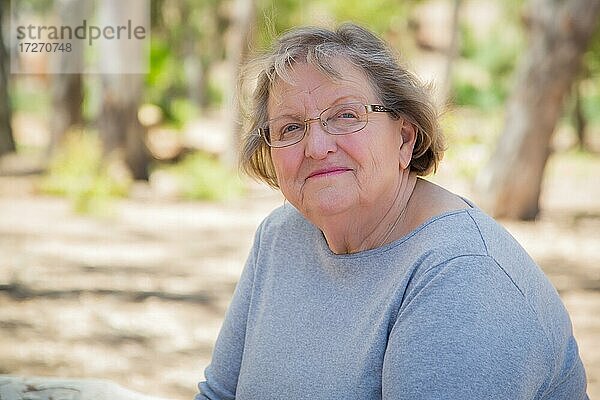 Glücklich zufrieden Senior Frau Porträt im Freien im Park