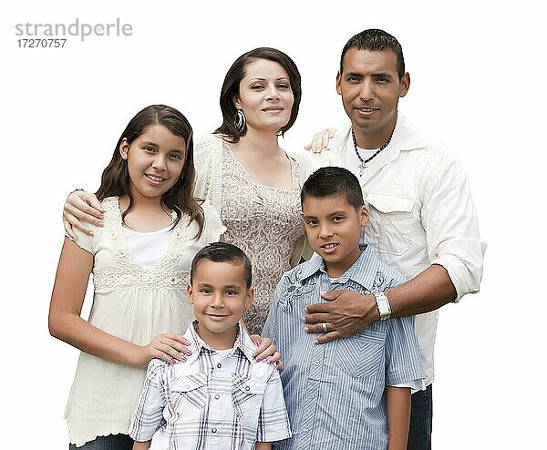 Glückliche attraktive hispanische Familie Porträt vor einem weißen Hintergrund