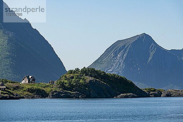 Einsames Haus auf einem Felsvorsprung  Senja  Senja Panoramastraße  Norwegen  Europa