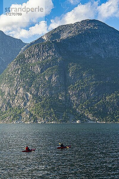 Kajakfahrer im Eidfjord  Dorf Eidfjord  Vestland  Norwegen  Europa