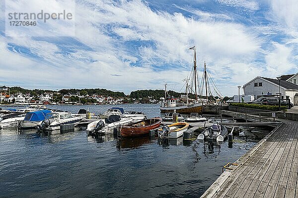 Hafen der historischen Hafenstadt Grimstad  Norwegen  Europa