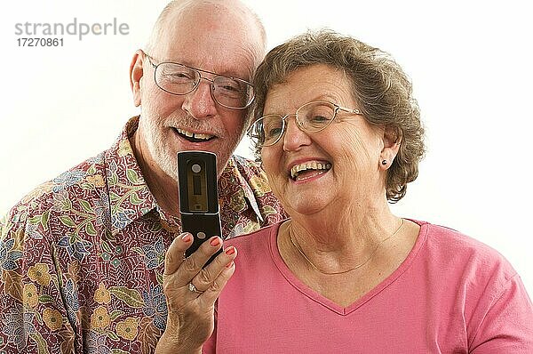 Älteres Paar schaut auf den Bildschirm eines Handys
