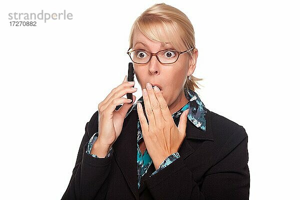 Schockierte blonde Frau am Handy vor einem weißen Hintergrund