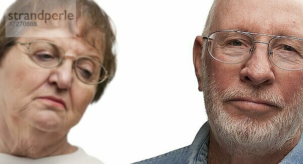 Melancholische Senior Paar vor einem weißen Hintergrund
