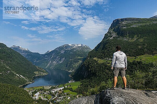 Mann mit Blick auf den Geirangerfjord  Sunmore  Norwegen  Europa